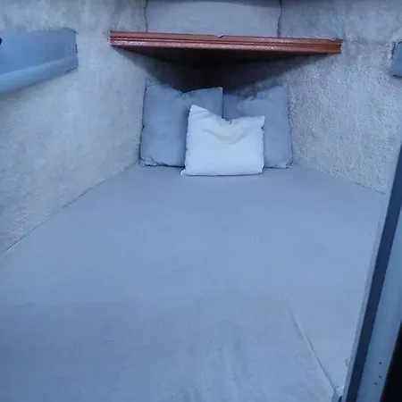 Nuit Insolite Sur Un Voilier *